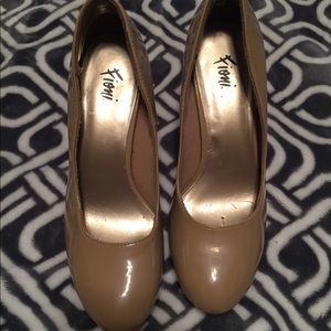 Tan patent leather Fioni platforms size 8